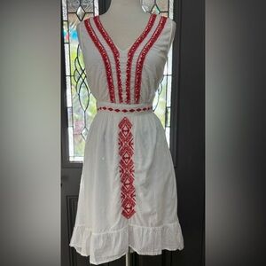 Klozlyne White Sleeveless Red Embroidered Boho Style Dress Size: XL